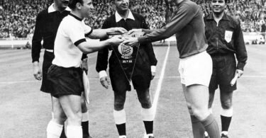 Uwe Seeler (l) und Englands Kapitän Bobby Moore vor dem WM-Finale 1966 in Wembley. Foto: Uncredited/BIPPA/dpa