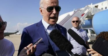 US-Präsident Joe Biden spricht auf der Andrews Air Force Base mit Medienvertretern. Foto: Evan Vucci/AP/dpa