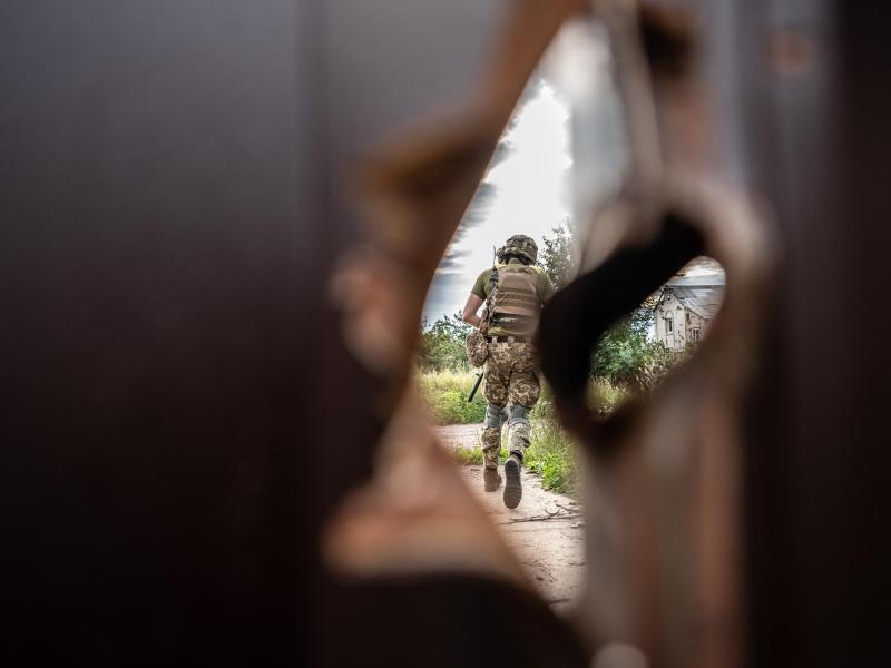 Ein Soldat des regionalen Verteidigungsbataillons an der Frontlinie in Charkiw. Foto: Hector Adolfo Quintanar Perez/ZUMA Press Wire/dpa