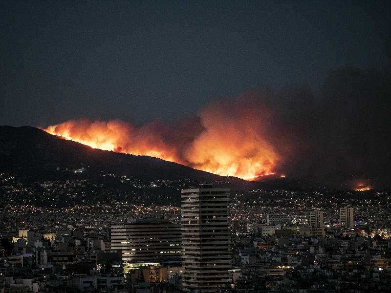 Griechenland muss sich wappnen: Es dürfte bald noch heißer werden. Foto: Panagiotis Moschandreou/XinHua/dpa