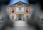 Das Bayreuther Festspielhaus: Wie sieht es hinter den Kulissen aus?. Foto: Daniel Karmann/dpa