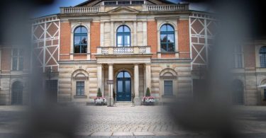 Das Bayreuther Festspielhaus: Wie sieht es hinter den Kulissen aus?. Foto: Daniel Karmann/dpa
