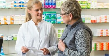 Zwei Termine: Eine Medikationsanalyse geht weit über die Beratung hinaus, die man beim Einlösen eines Rezeptes in der Apotheke bekommt. Foto: Benjamin Nolte/dpa-tmn