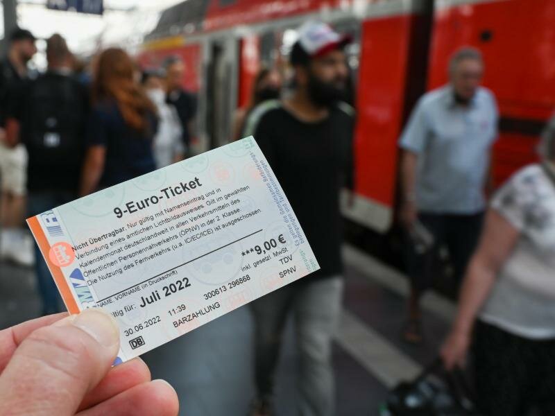 Eine klare Mehrheit der Bundesbürger wünscht sich auch nach dem Auslaufen des 9-Euro-Tickets ein günstiges Angebot im Nah- und Regionalverkehr. Foto: Arne Dedert/dpa