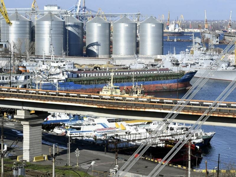 Blick auf den Hafen von Odessa im November 2016. Einen Tag nach der Vereinbarung über die Ausfuhr von ukrainischem Getreide über das Schwarze Meer hat Russland nach Angaben aus Kiew den Hafen von Odessa mit Raketen beschossen. Foto: Jussi Nukari/Lehtikuva/dpa