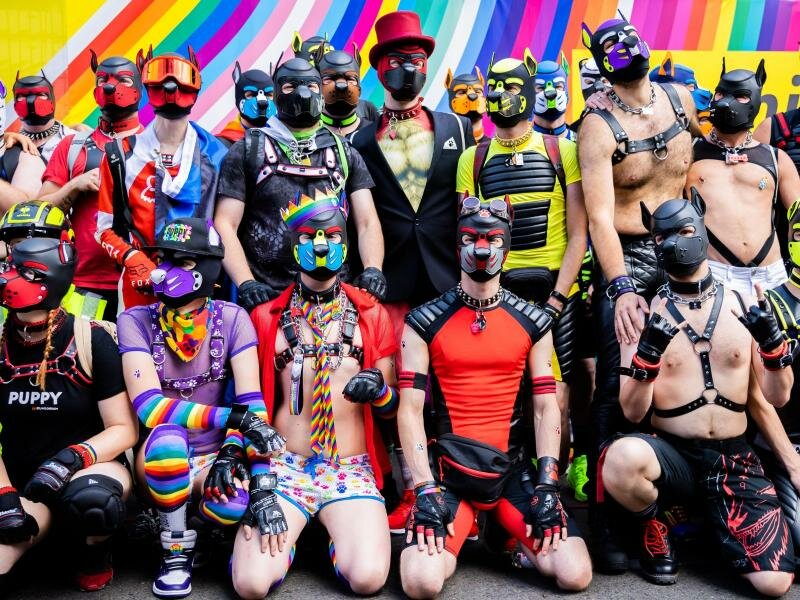 «Puppies» posieren beim Christopher Street Day (CSD) für ein Gruppenfoto. Foto: Christoph Soeder/dpa