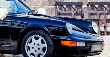 Ein geschmückter Porsche Targa, das Hochzeitsfahrzeug von FDP-Finanzminister Christian Lindner und seiner Frau. Foto: Axel Heimken/dpa