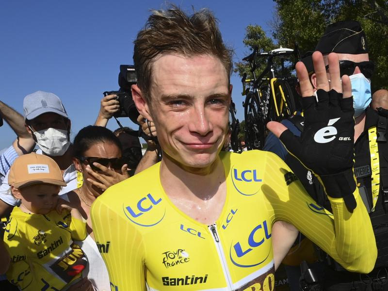 Von Emotionen überwältigt: Dem Dänen Jonas Vingegaard ist der Sieg der 109. Tour de France sicher. Foto: Tim De Waele/Pool Getty Images via AP/dpa
