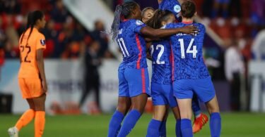 Die französischen Fußballerinnen feiern ihren Siegtreffer. Foto: Darren Staples/CSM via ZUMA Press Wire/dpa