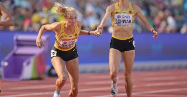 Die deutsche 4x400-Meter-Staffel um Corinna Schwab (r) und Elisa Lechleitner schied im Vorlauf aus. Foto: Michael Kappeler/dpa