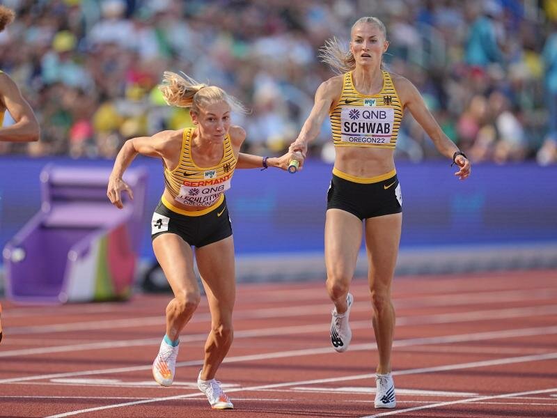 Die deutsche 4x400-Meter-Staffel um Corinna Schwab (r) und Elisa Lechleitner schied im Vorlauf aus. Foto: Michael Kappeler/dpa
