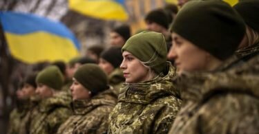 Mehr als 5000 ukrainische Soldatinnen kämpfen an der Front. Foto: Emilio Morenatti/AP/dpa