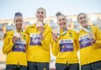 Glücklich in Eugene: Tatjana Pinto (l-r, Alexandra Burghardt, Gina Lückenkemper und Rebekka Haase freuen sich über Bronze. Foto: Michael Kappeler/dpa