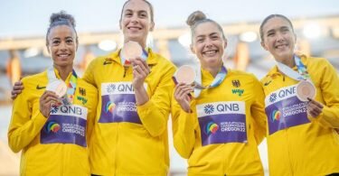Glücklich in Eugene: Tatjana Pinto (l-r, Alexandra Burghardt, Gina Lückenkemper und Rebekka Haase freuen sich über Bronze. Foto: Michael Kappeler/dpa