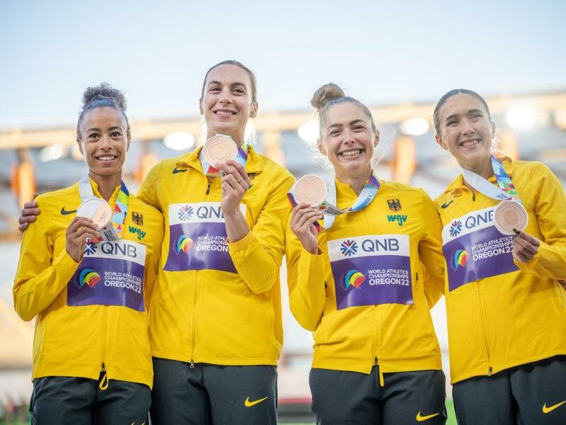 Glücklich in Eugene: Tatjana Pinto (l-r, Alexandra Burghardt, Gina Lückenkemper und Rebekka Haase freuen sich über Bronze. Foto: Michael Kappeler/dpa