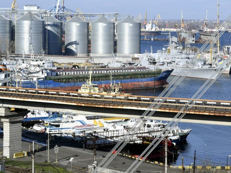 Blick auf Getreidesilos im Hafen von Odessa im November 2016. Foto: Jussi Nukari/Lehtikuva/dpa