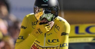 Muss auch Fragen zum Thema Doping beantworten: Jonas Vingegaard. Foto: Thibault Camus/AP/dpa