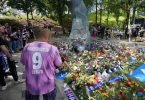 Gedenken an «Uns Uwe»: Vor dem HSV-Heimspiel gegen Hansa Rostock steht alles im Zeichen von Uwe Seeler. Foto: Marcus Brandt/dpa