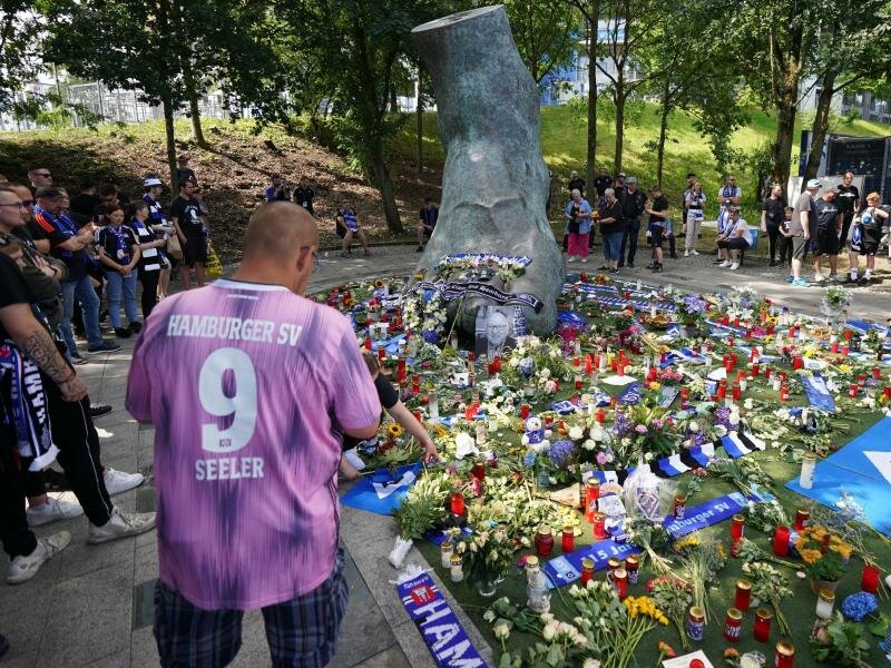 Gedenken an «Uns Uwe»: Vor dem HSV-Heimspiel gegen Hansa Rostock steht alles im Zeichen von Uwe Seeler. Foto: Marcus Brandt/dpa