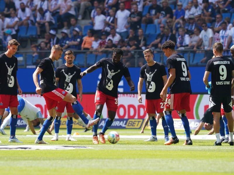 Die HSV wärmten sich T-Shirts mit dem Konterfei des Clubidols auf. Foto: Marcus Brandt/dpa