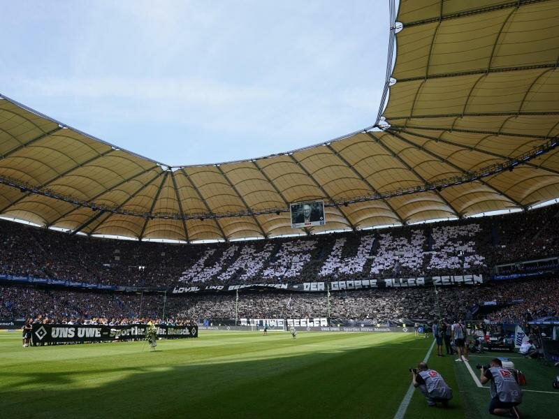 Die beiden Mannschaften und die HSV-Fans würdigen Seeler mit einem riesigen Banner sowie einer Choreographie. Foto: Marcus Brandt/dpa