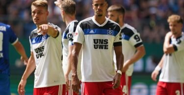Besondere Trikot für einen besonderen Menschen: Die HSV-Spieler mit «Uns Uwe» auf der Brust. Foto: Marcus Brandt/dpa