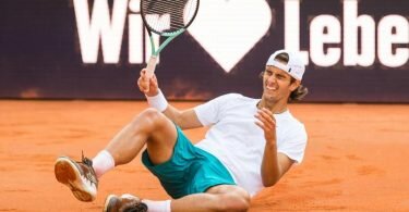 Der Italiener Lorenzo Musetti lässt sich nach seinem Sieg am Hamburger Rothenbaum zu Boden fallen. Foto: Daniel Bockwoldt/dpa