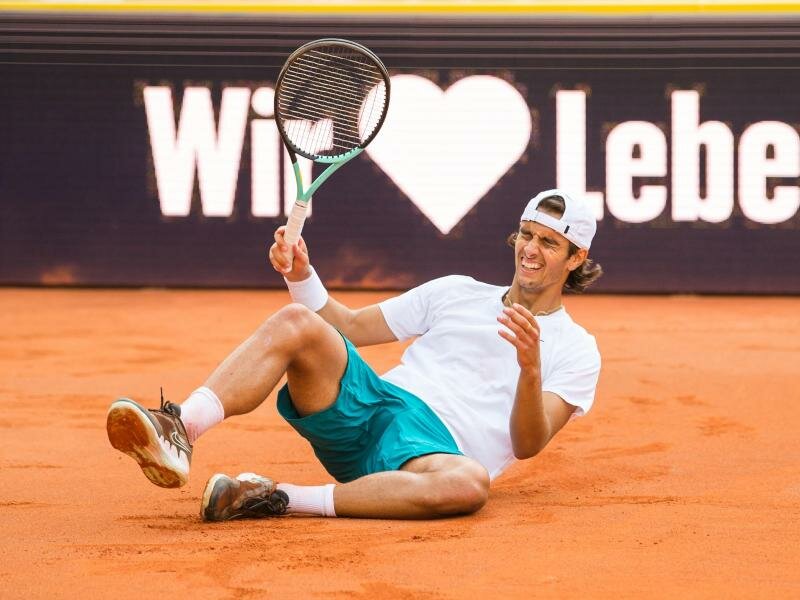 Der Italiener Lorenzo Musetti lässt sich nach seinem Sieg am Hamburger Rothenbaum zu Boden fallen. Foto: Daniel Bockwoldt/dpa