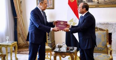 Russlands Außenminister Sergej Lawrow (l) wird von Ägyptens Präsident Abdel Fattah al-Sisi in Kairo empfangen. Foto: Uncredited/Egyptian presidency/AP/dpa
