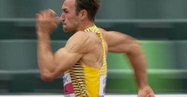 Hat die Aufholjagd beim Zehnkampf mit einer persönlichen Bestzeit über 110 Meter Hürden gestartet: Niklas Kaul. Foto: Charlie Riedel/AP/dpa