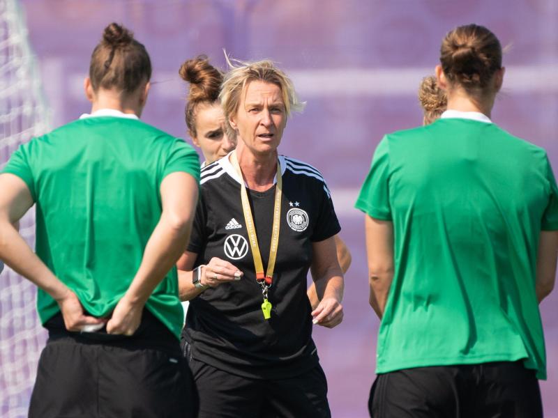 Bundestrainerin Martina Voss-Tecklenburg wendet sich beim Training an die Spielerinnen. Foto: Sebastian Gollnow/dpa