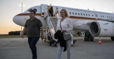 Bundesinnenministerin Nancy Faeser (r.) und Sozialminister Hubertus Heil (beide SPD) am Flughafen Rzeszow in Polen. Foto: Christophe Gateau/dpa