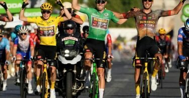 Die Tour de France könnte dank des jungen Fahrerfeld weiter spannend bleiben. Foto: Thibault Camus/AP/dpa