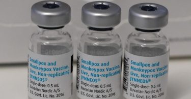 Leere Ampullen mit dem Impfstoff von Bavarian Nordic (Imvanex / Jynneos) gegen Affenpocken stehen im Klinikum rechts der Isar auf einem Tisch. Foto: Sven Hoppe/dpa