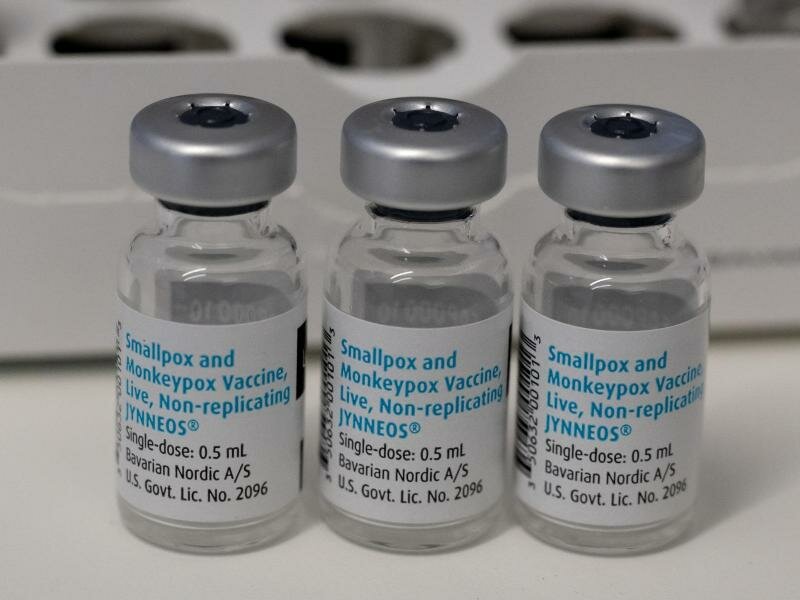 Leere Ampullen mit dem Impfstoff von Bavarian Nordic (Imvanex / Jynneos) gegen Affenpocken stehen im Klinikum rechts der Isar auf einem Tisch. Foto: Sven Hoppe/dpa