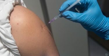 Aus Sicht mehrerer Immunologen reichen für gesunde Erwachsene unter 60 die bisher von der Stiko empfohlenen drei Corona-Impfungen, um ein stabiles immunologisches Gedächtnis aufzubauen. Foto: Paul Zinken/dpa/Archivbild