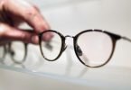 Brillenträger sollten lieber nur mit Ersatzbrille in den Urlaub reisen. Foto: Ina Fassbender/dpa/dpa-tmn