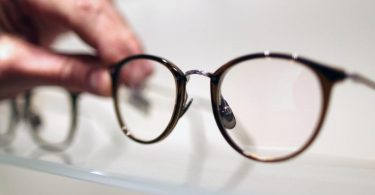 Brillenträger sollten lieber nur mit Ersatzbrille in den Urlaub reisen. Foto: Ina Fassbender/dpa/dpa-tmn
