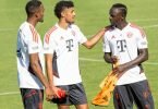 Die Bayern-Neuzugänge Ryan Gravenberch (l-r), Noussair Mazraoui und Sadio Mané unterhalten sich während einer Trainingspause. Foto: Peter Kneffel/dpa