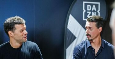 DAZN-Pressegespräch im Münchner Volkstheater mit Sandro Wagner (r) und Michael Ballack. Foto: Lukas Barth/dpa