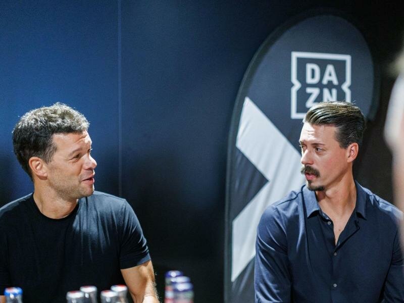DAZN-Pressegespräch im Münchner Volkstheater mit Sandro Wagner (r) und Michael Ballack. Foto: Lukas Barth/dpa