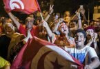 Anhänger des tunesischen Präsidenten Saied feiern in Tunis. Foto: Riadh Dridi/AP/dpa