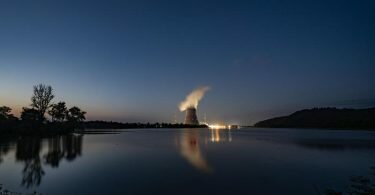 Wasserdampf steigt aus dem Kühltum vom Atomkraftwerk (AKW) Isar 2. Foto: Armin Weigel/dpa