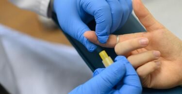 Ein Mitarbeiter der Aids-Hilfe Sachsen-Anhalt demonstriert im Labor die Blutentnahme für einen HIV-Test. Foto: Klaus-Dietmar Gabbert/dpa-Zentralbild/ZB
