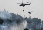 Mit Hubschraubern wird ein Waldbrand im tschechischen Nationalpark Böhmische Schweiz in Hrensko nahe der Grenze zu Sachsen gelöscht. Foto: Robert Michael/dpa