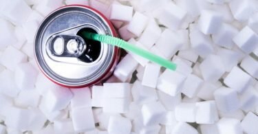 Viele synthetische Süßungsmittel stecken in Light-Limonaden oder zuckerfreien Süßigkeiten. Foto: Franziska Gabbert/dpa-tmn