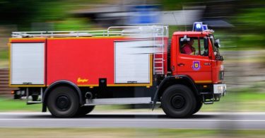 Eine Feuerwehr rast im Nationalpark Sächsische Schweiz zum Einsatzort. Foto: Robert Michael/dpa