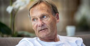 Dortmunds Geschäftsführer Hans-Joachim Watzke blickt besorgt auf den Saisonstart seines Vereins. Foto: David Inderlied/dpa