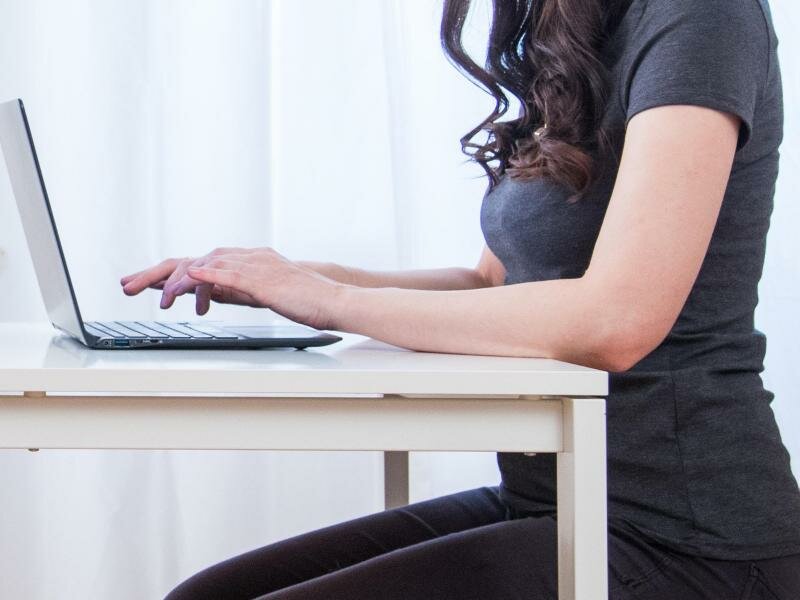 Das Beckenbodentraining kann man recht unkompliziert immer wieder zwischendurch betreiben. Die Muskulatur lässt sich quasi überall aktivieren - ganz unbemerkt. Foto: Christin Klose/dpa-tmn