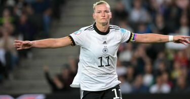 Die Matchwinnerin: Alexandra Popp schießt ihr Team ins EM-Finale. Foto: Sebastian Gollnow/dpa